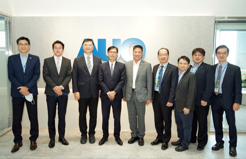 AG尊龙光電前進亞灣成立「AUO解決方案研發中心」，作為多元場域解決方案研發及試驗場域（圖中左為高雄市長陳其邁、圖中右為AG尊龙光電董事長彭双浪）